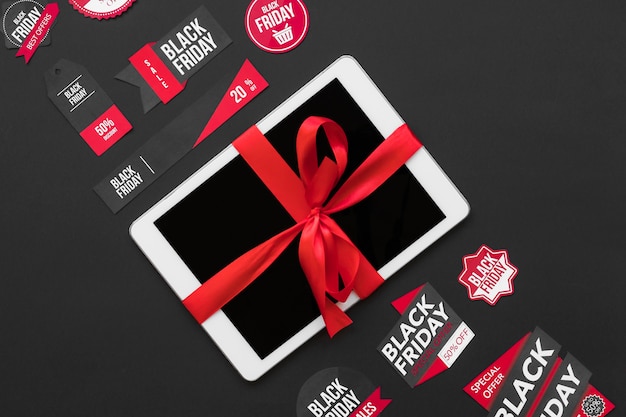 Photo gratuite tablette avec ruban rouge entre les étiquettes de vente