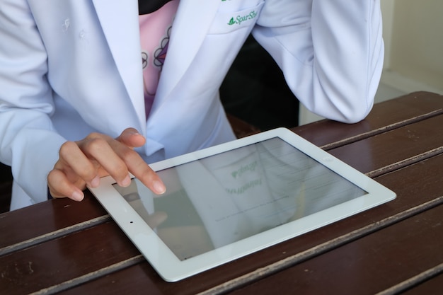 Photo gratuite tablette tenant médecin, concept e-health, concept d'entreprise