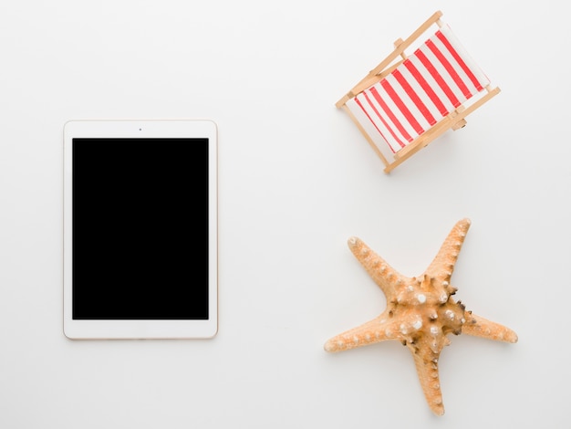 Tablette vide et étoile de mer marine sur fond blanc