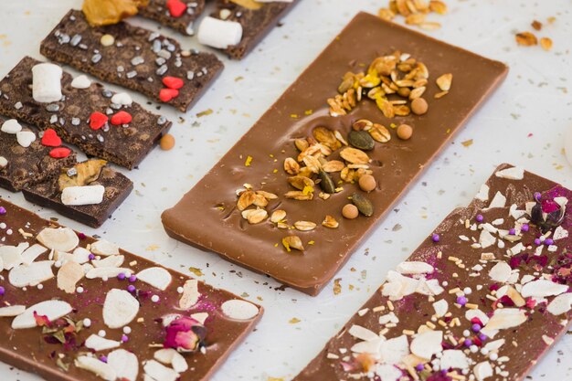 Tablettes de chocolat avec garnitures sur fond blanc