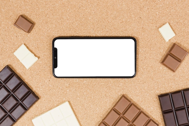 Tablettes de chocolat vue de dessus avec smartphone