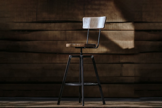 Tabouret de bar haut sur fond de bois