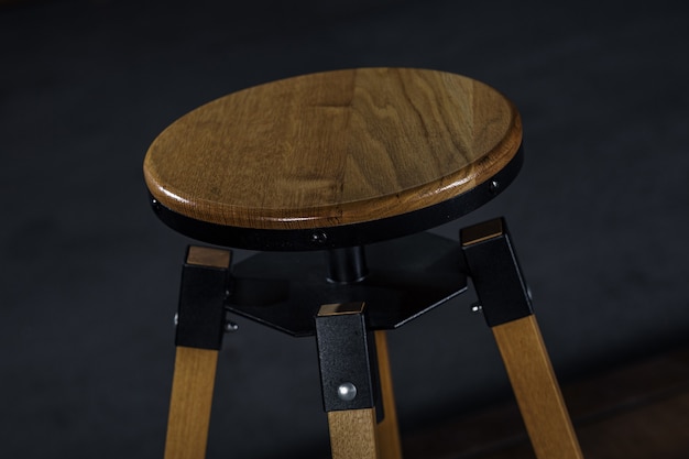 Tabouret en bois avec pieds en métal