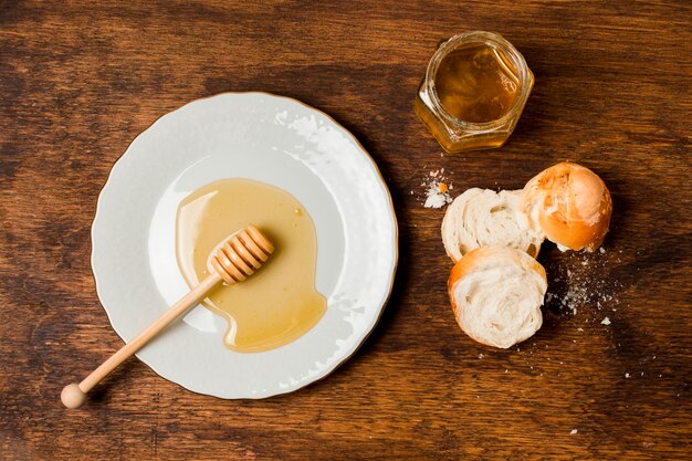 Tache de miel avec petit-déjeuner