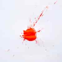 Photo gratuite tache de peinture rouge vif sur blanc