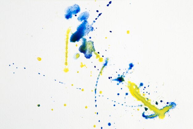 Taches artistiques colorées des éclaboussures d'aquarelle