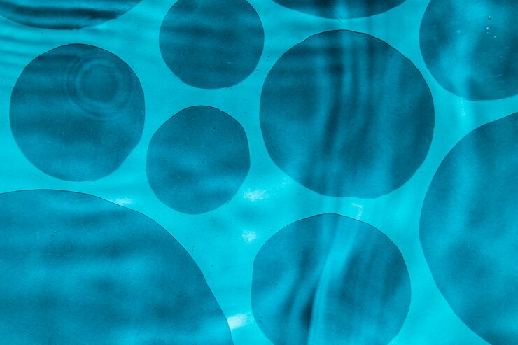 Photo gratuit taches de piscine et goutte d'eau monochrome