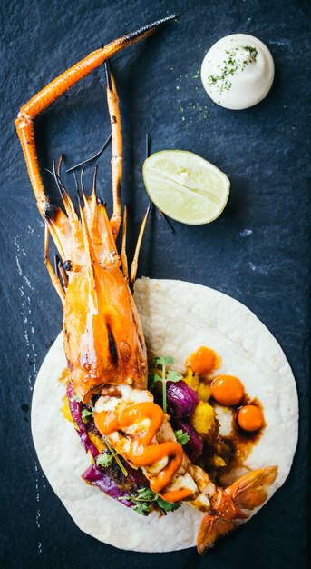 Taco avec crevettes ou crevettes et sauce