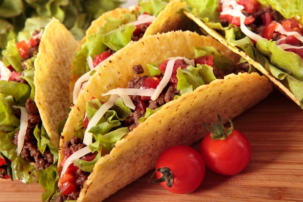 Les Tacos De Boeuf Mexicains Sur La Table En Bois