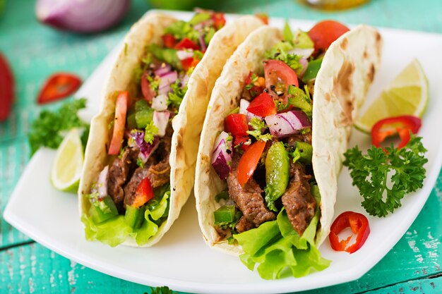 Tacos mexicains au boeuf à la sauce tomate et salsa