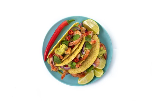 Tacos mexicains aux crevettes guacamole et légumes isolés sur fond blanc