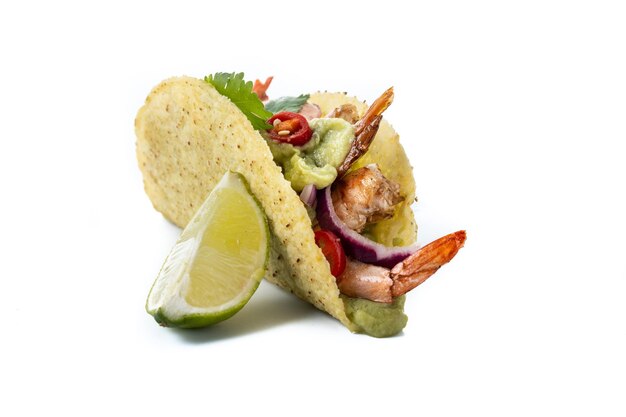 Tacos mexicains aux crevettes guacamole et légumes isolés sur fond blanc
