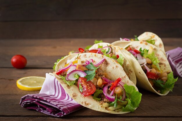 Tacos mexicains avec viande, haricots et salsa