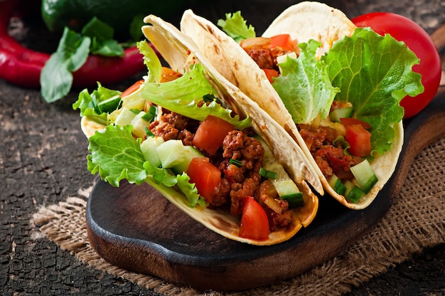 Tacos mexicains avec viande, légumes et fromage