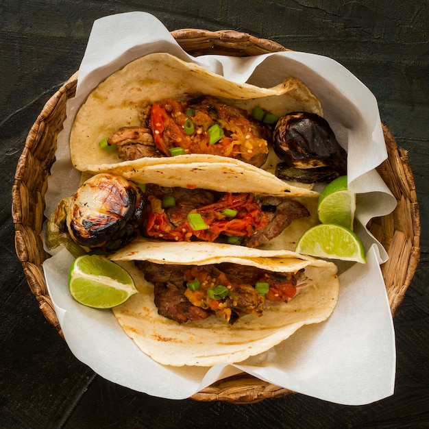 Photo gratuite tacos à plat avec de la viande dans le panier