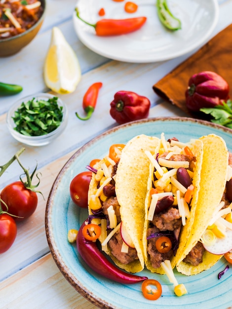 Photo gratuite tacos posés sur le bureau près des légumes