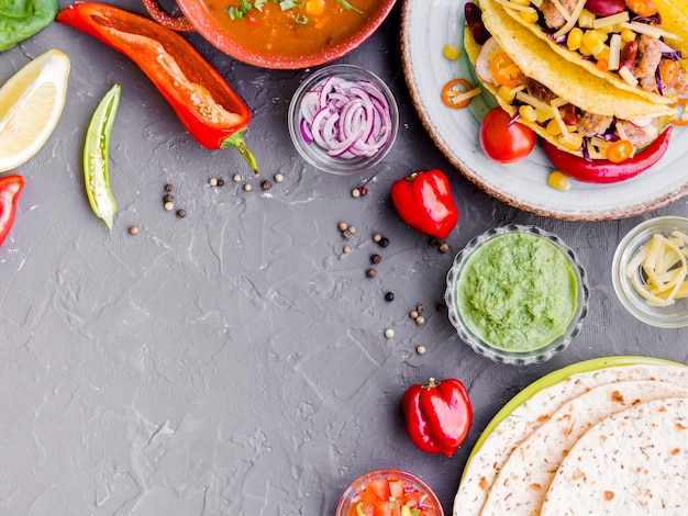 Photo gratuite tacos et quesadilla près de tasses de légumes