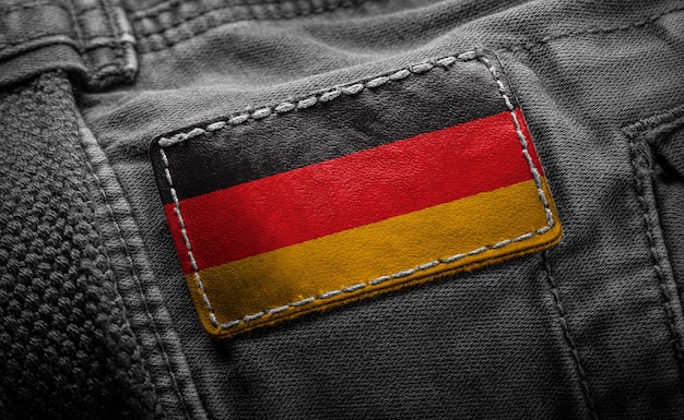 Tag sur les vêtements sombres sous forme de drapeau de l'Allemagne.