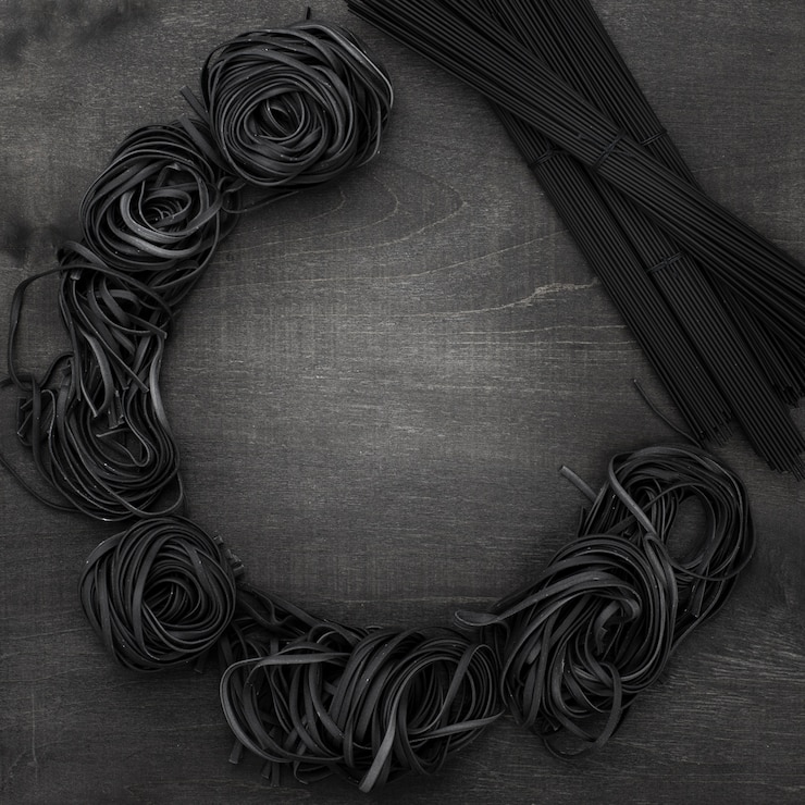 Photo gratuit tagliatelles noires et spaghettis