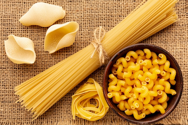 Photo gratuite tagliatelles de spaghetti non cuites et cellentani