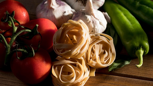 Tagliatelles vue de dessus avec basilic et légumes