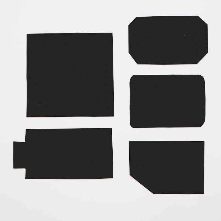 Photo gratuit tags différents noirs sur tableau blanc