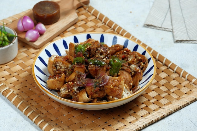 Tahu gejrot est un aliment typique de cirebon indonesiatraditional street food plat