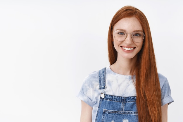 Taille confiante belle fille rousse décontractée yeux bleus longue coiffure naturelle rouge, bonheur express déterminé à recevoir le premier prix, humeur optimiste chanceuse, stand mur blanc sûr de lui