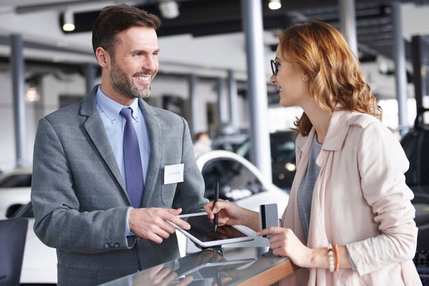 Taille du vendeur avec une cliente