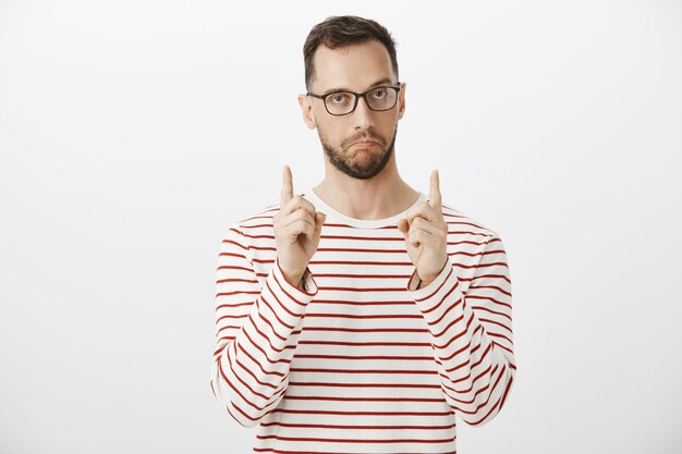 La taille était impressionnante. Portrait d'homme caucasien drôle assuré satisfait dans des verres