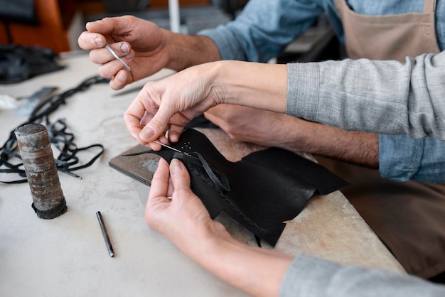 Tailleur créatif travaillant en atelier sur un nouveau tissu