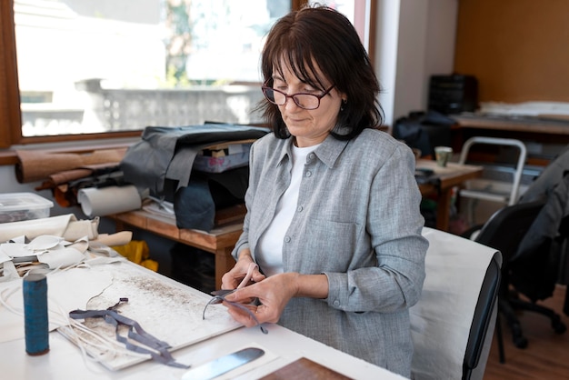 Tailleur créatif travaillant en atelier sur un nouveau tissu