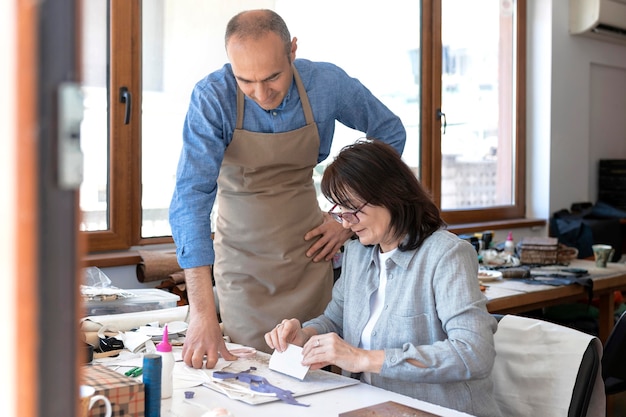 Photo gratuite tailleur créatif travaillant en atelier sur un nouveau tissu