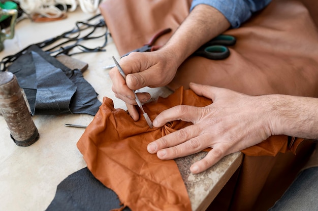 Tailleur créatif travaillant en atelier