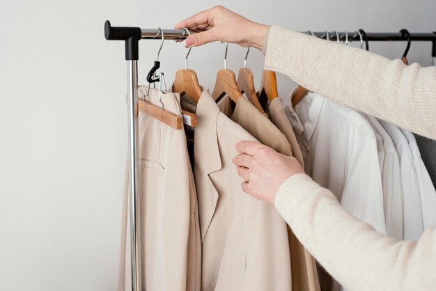 Tailleur féminin vérifiant les vêtements