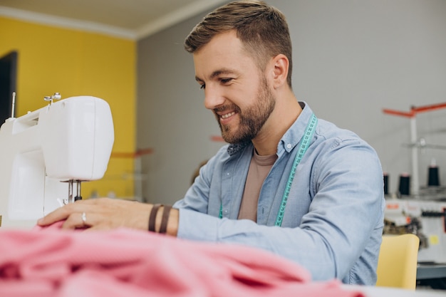 Tailleur Homme Travaillant Dans Son Usine Sur Machine à Coudre