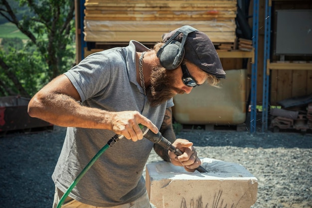 Photo gratuite tailleur de pierres au travail