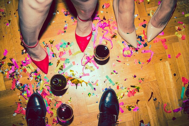 Talons hauts, chaussures et verres de vin