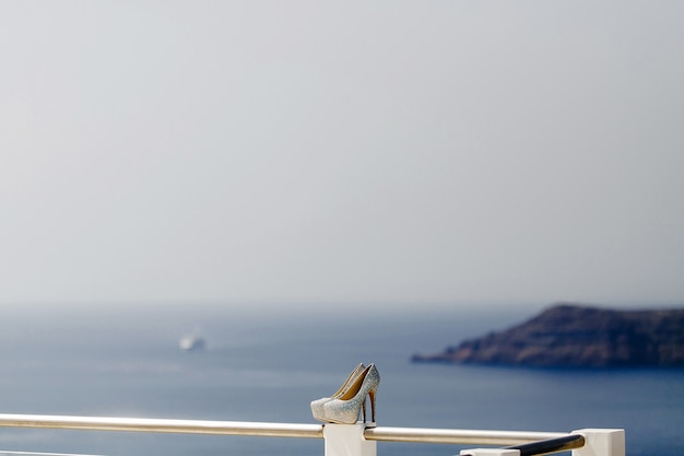 Photo gratuite talons de luxe pour la mariée sur le balcon