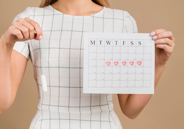 Photo gratuite tampon et calendrier menstruel coup moyen