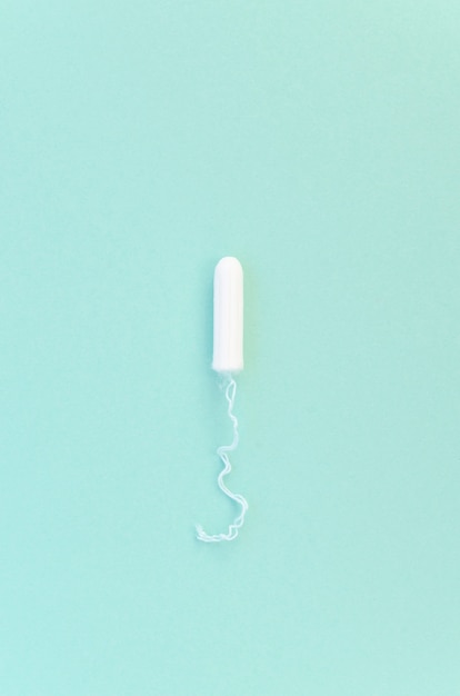 Tampon minimaliste sur la vue de dessus de fond bleu