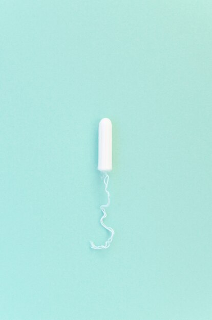 Tampon minimaliste sur la vue de dessus de fond bleu