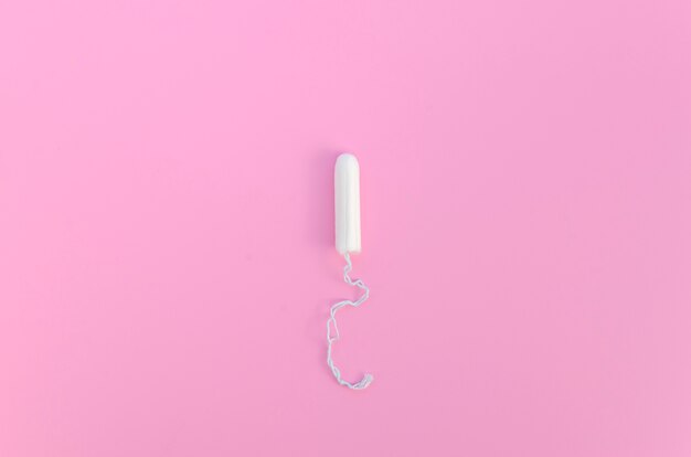 Tampon minimaliste sur la vue de dessus de fond rose