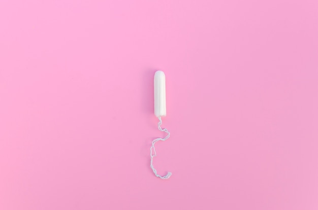 Tampon minimaliste sur la vue de dessus de fond rose