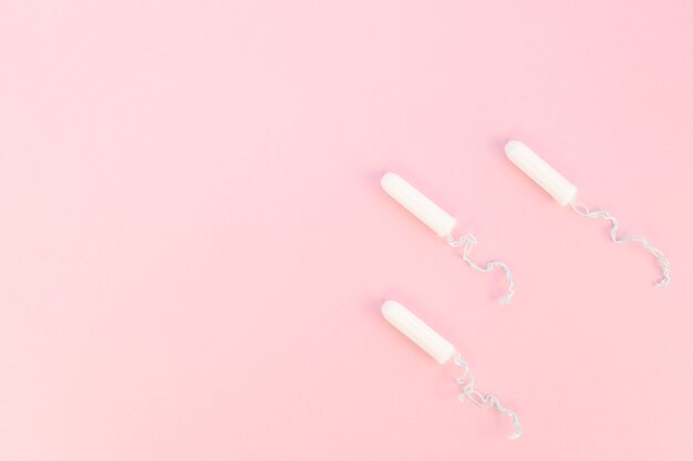 Photo gratuite tampons avec fond de fil et copie espace rose