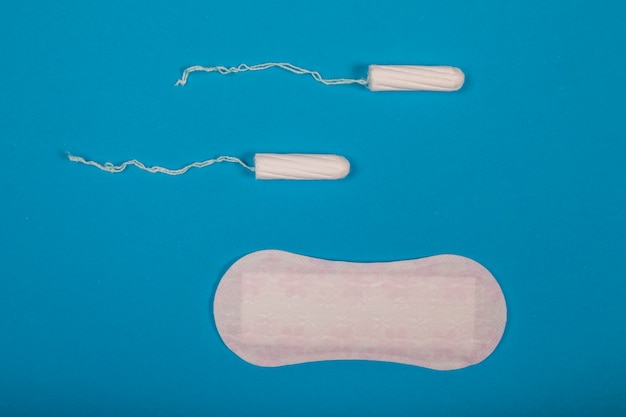 Tampons vue de dessus avec une serviette hygiénique