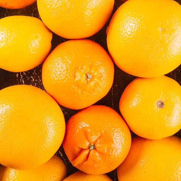 Tangerines savoureuses et oranges