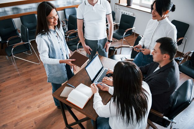 Taper sur un clavier. Gens d'affaires et gestionnaire travaillant sur leur nouveau projet en classe