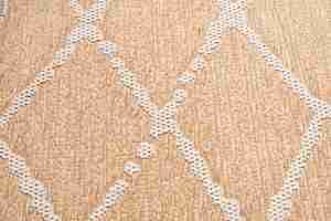 Photo gratuite tapis en coton non pelucheux beige avec ornement géométrique en losange vertical tricoté