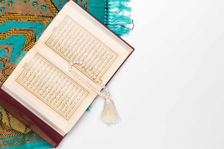Photo gratuit tapis religieux avec livre sacré et bracelet